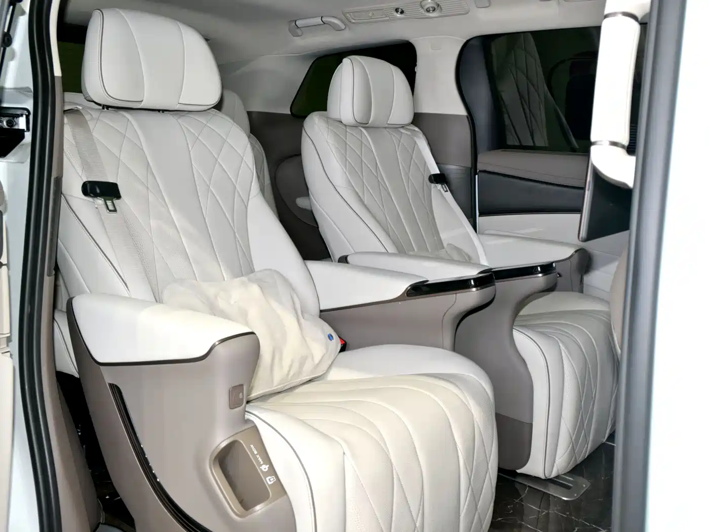 Denza D9 2022 DM-i 970 AWD Flagship фото 14