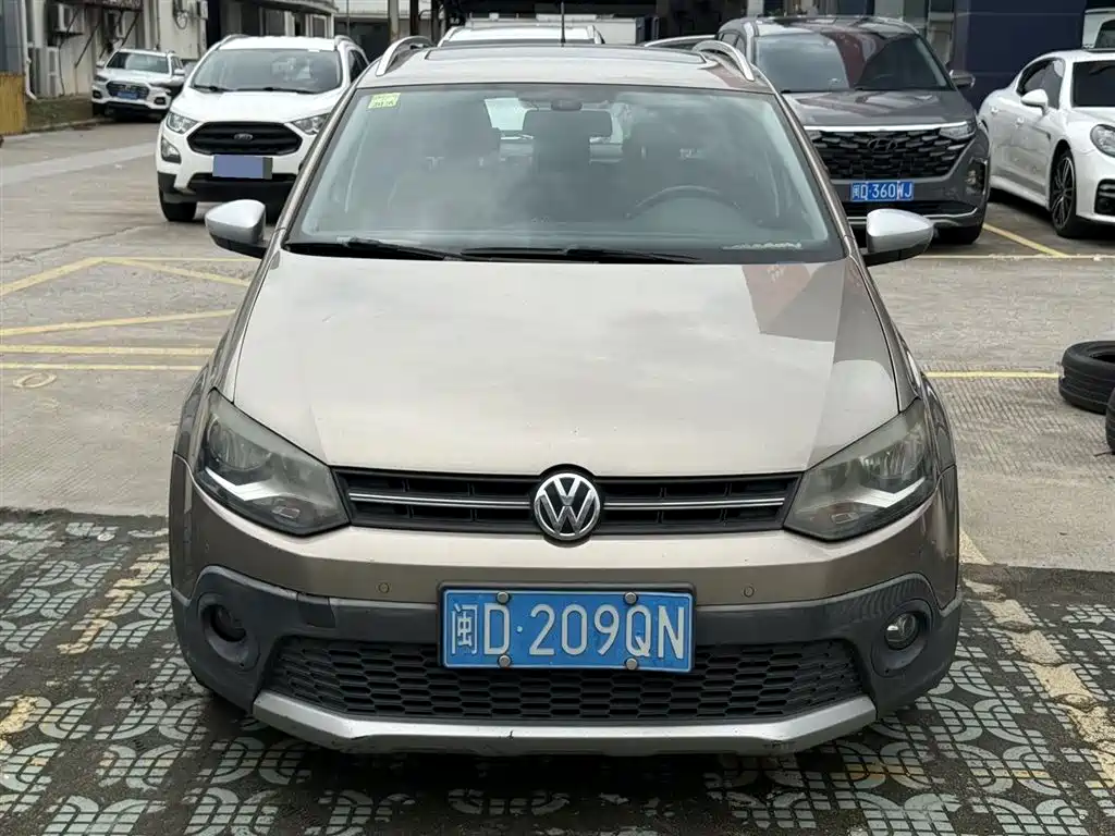 Volkswagen Polo 2014 1.6L Cross Polo Automatic фото 2