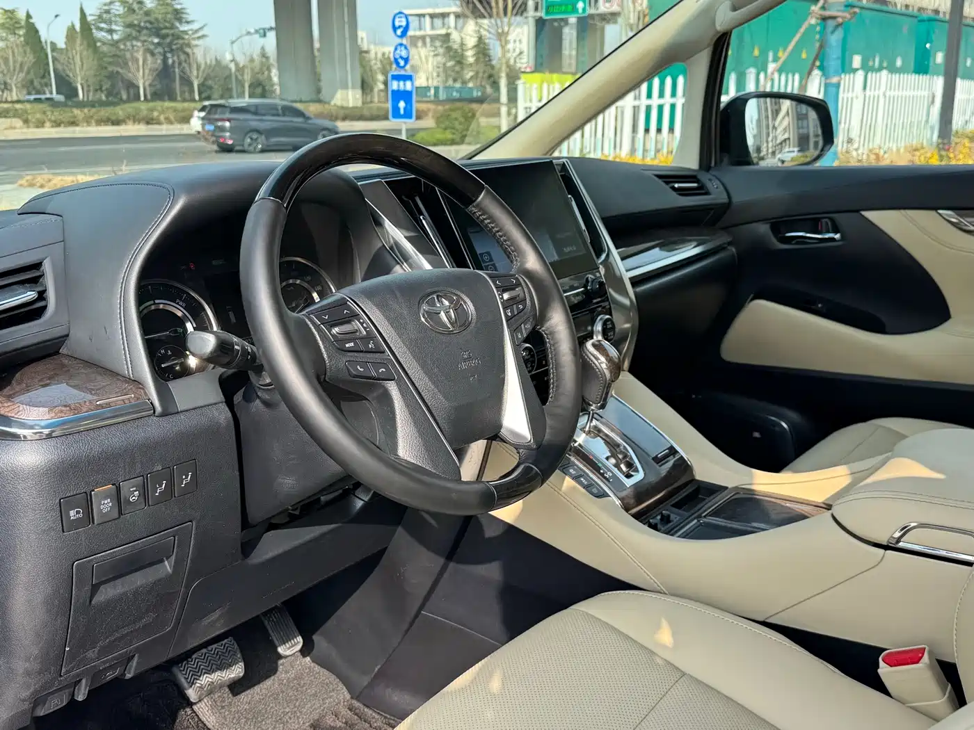 Toyota Alphard 2020 Hybrid 2.5L Premium Edition фото 7