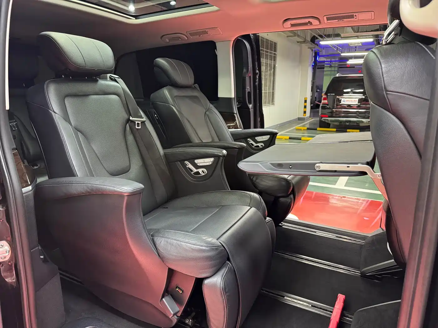 Mercedes-Benz V-Class 2017 Model V 260 L Premium Extended Edition фото 33