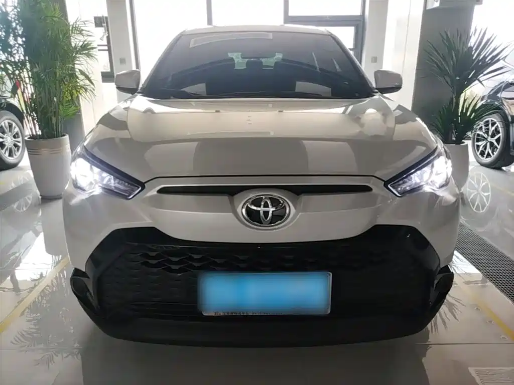 Toyota Frontlander 2023 2.0L CVT Elite Edition фото 3