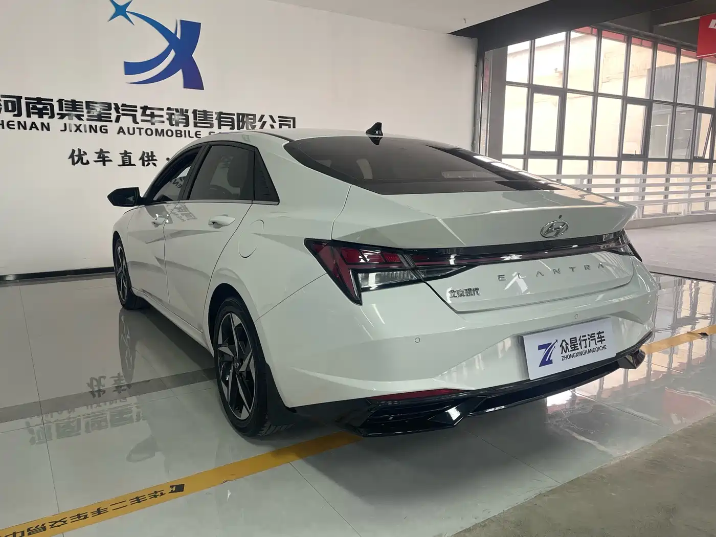 Hyundai Elantra 2022 1.5L CVT LUX Premium Edition фото 6