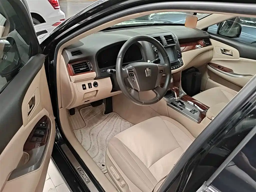 Toyota Crown 2012 2.5L Royal Leather Edition фото 16