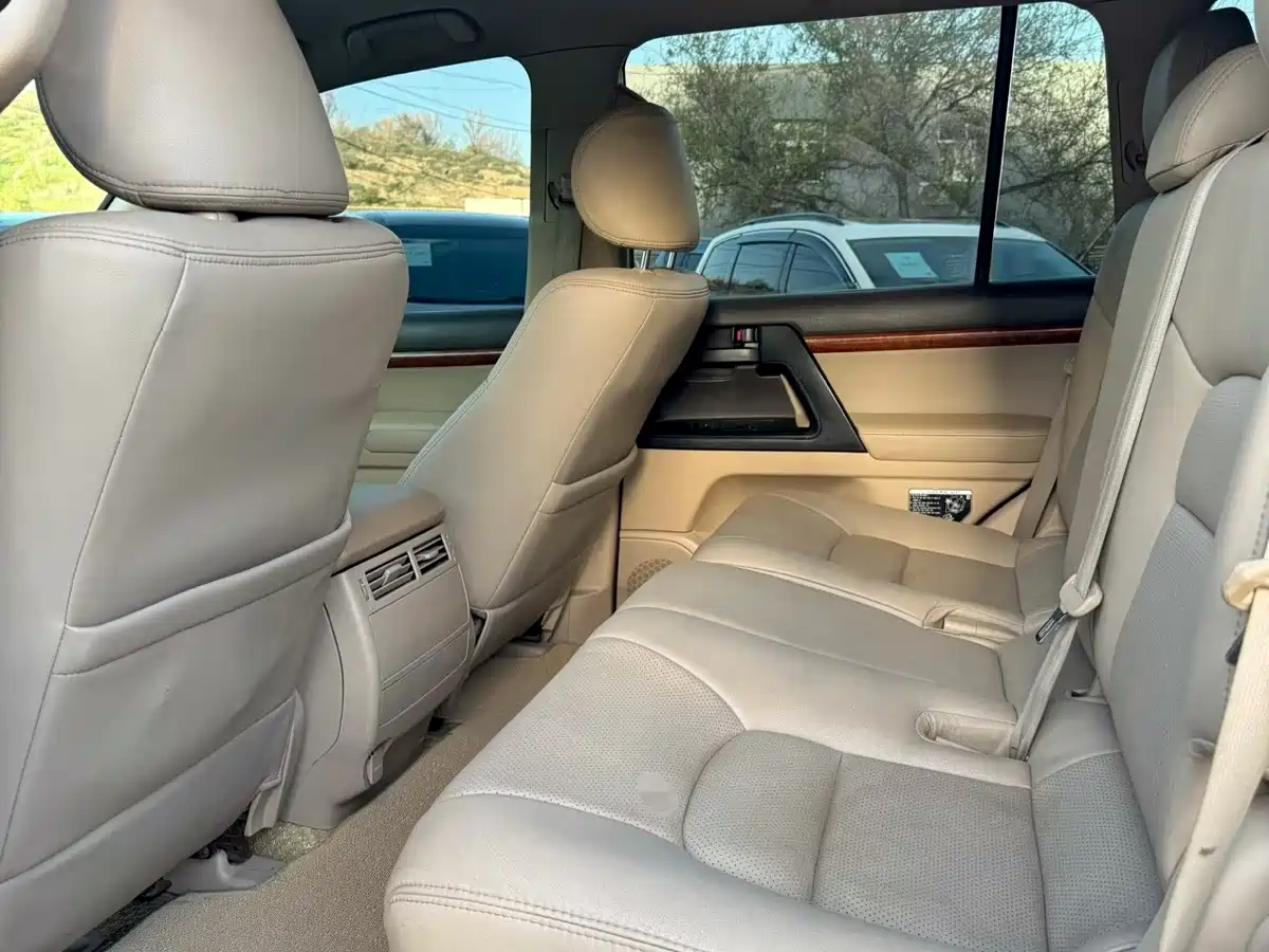 Toyota Land Cruiser (Import) 2015 4.0L V6 Middle East Low Configuration Edition фото 6