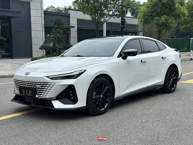Changan UNI-V 2022 1.5T Premium Model — фото 1