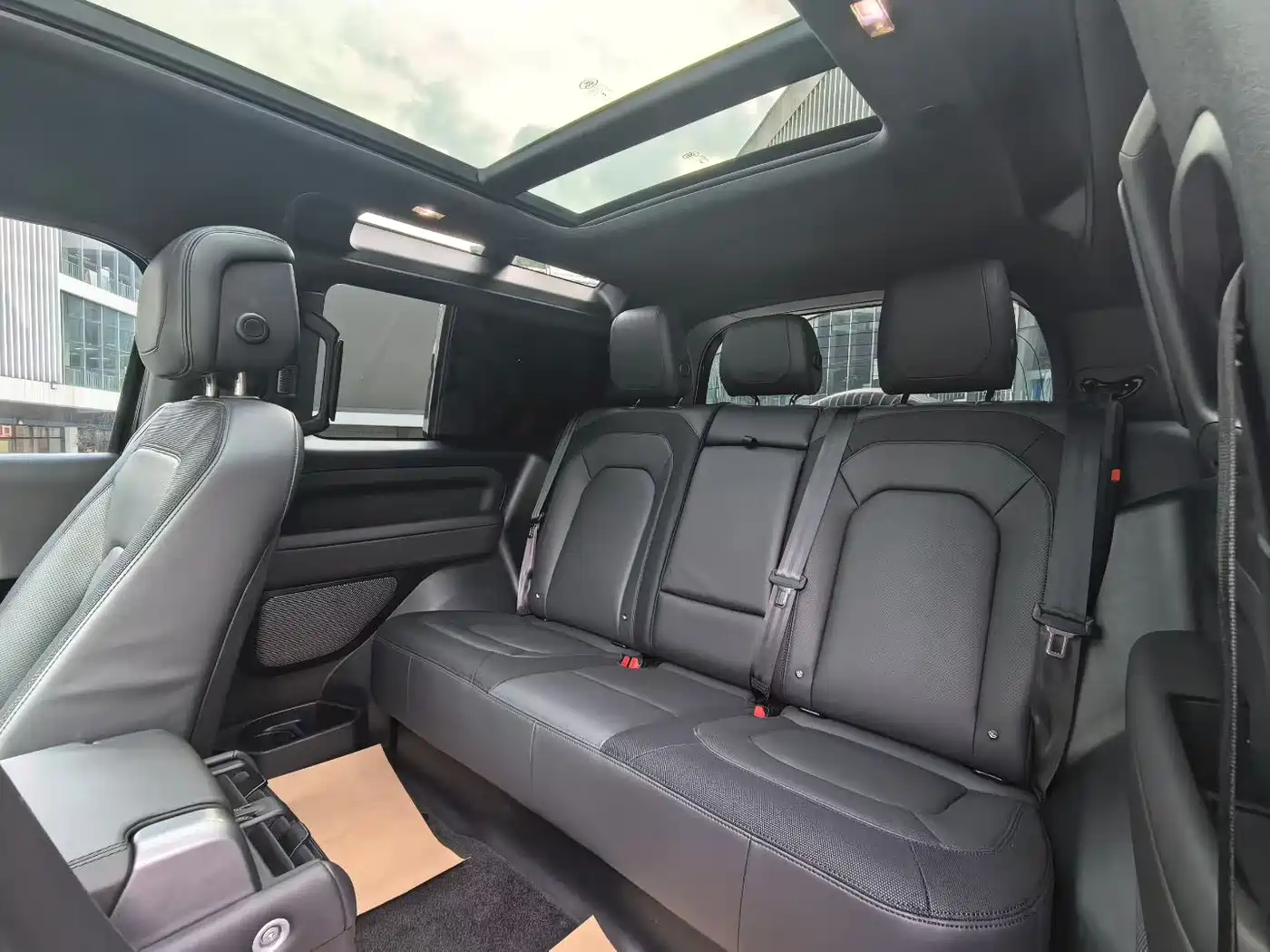Land Rover Defender 2023 Model 90 2.0T P300 X-DYNAMIC HSE фото 6