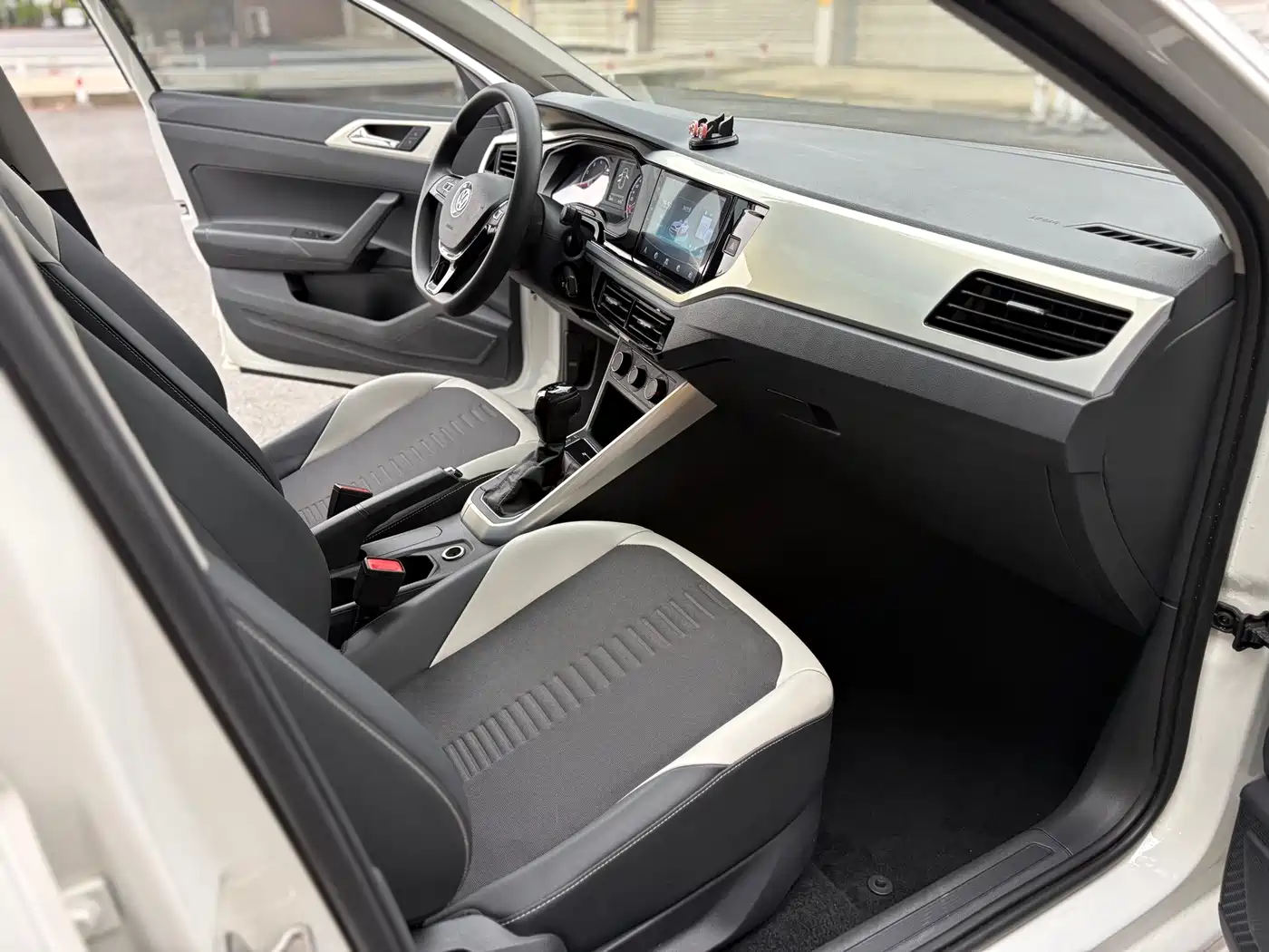 Volkswagen Polo 2019 Plus 1.5L Automatic Colorful Tech Edition фото 9