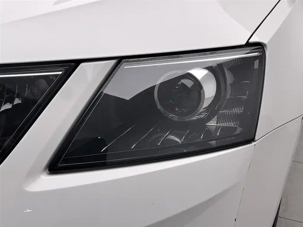 Škoda Octavia 2018 1.6L Manual Standard Edition фото 7