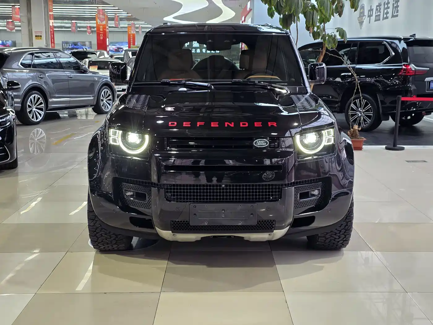 Land Rover Defender 2024 110 5.0T V8 фото 2