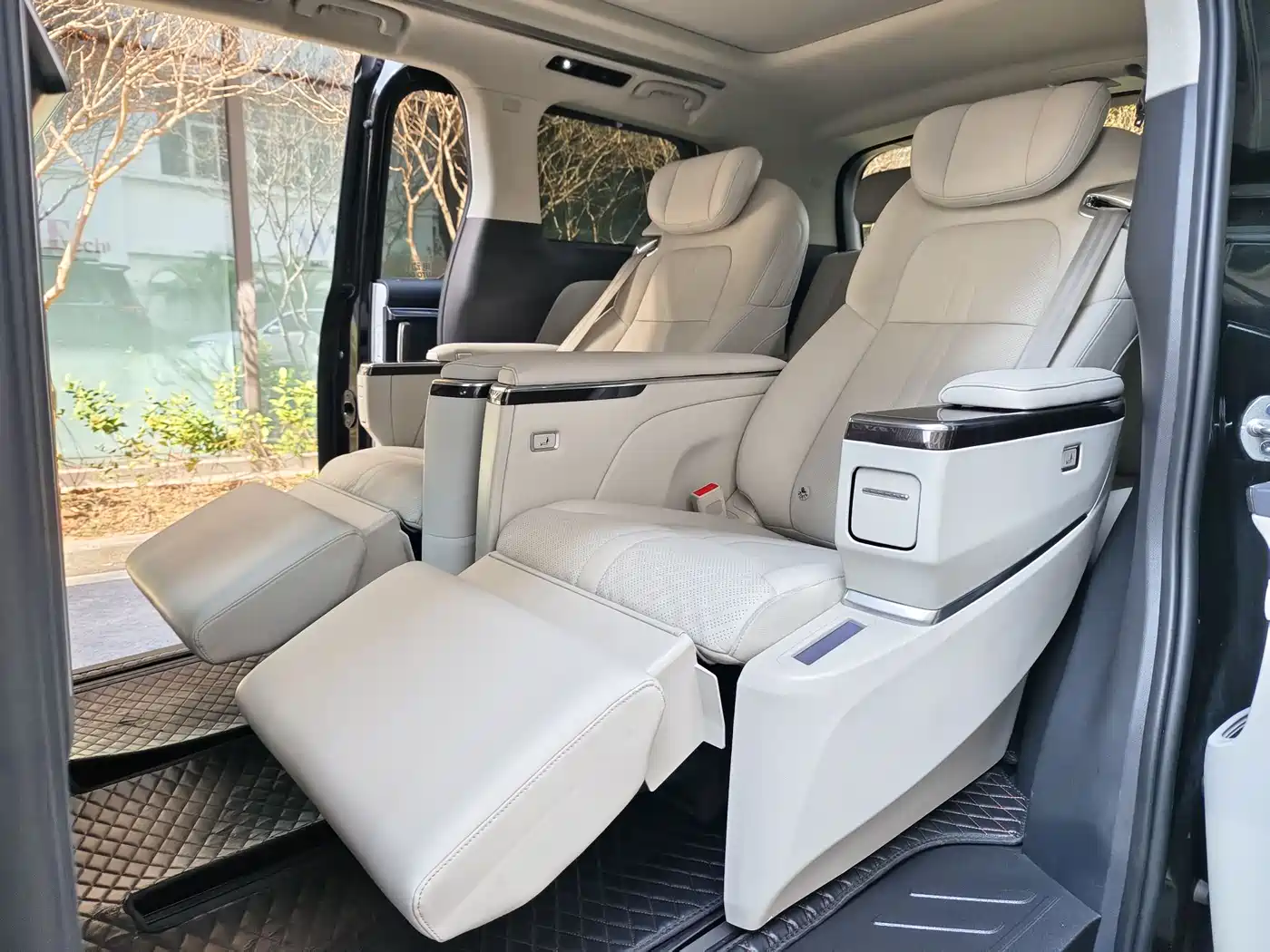 SAIC Maxus Dajia 9 2024 Super Hybrid Extended Range Alpine Edition 7-Seater фото 18
