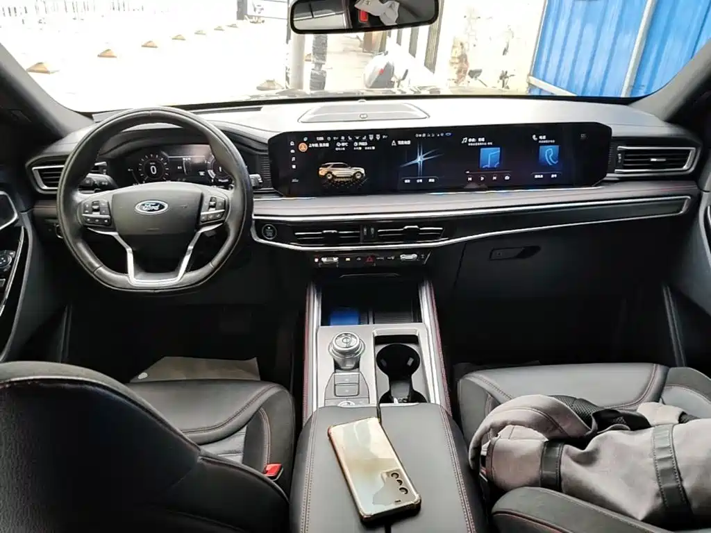 Photo 10 - Ford Explorer