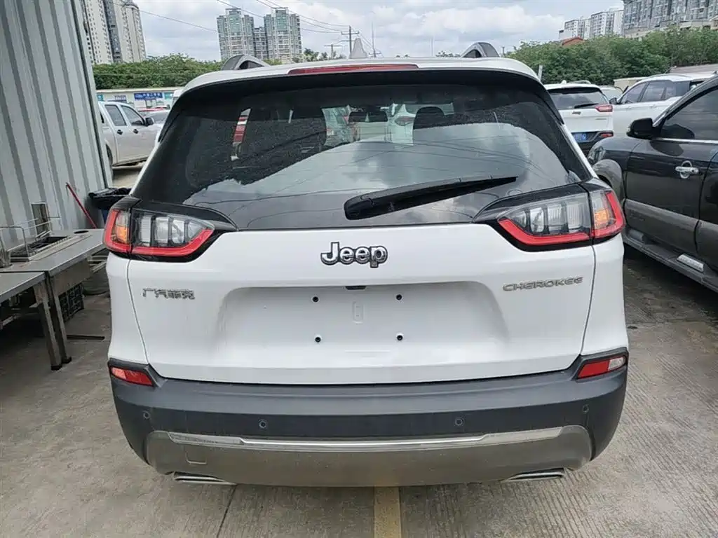 Фото 6 - Jeep Cherokee