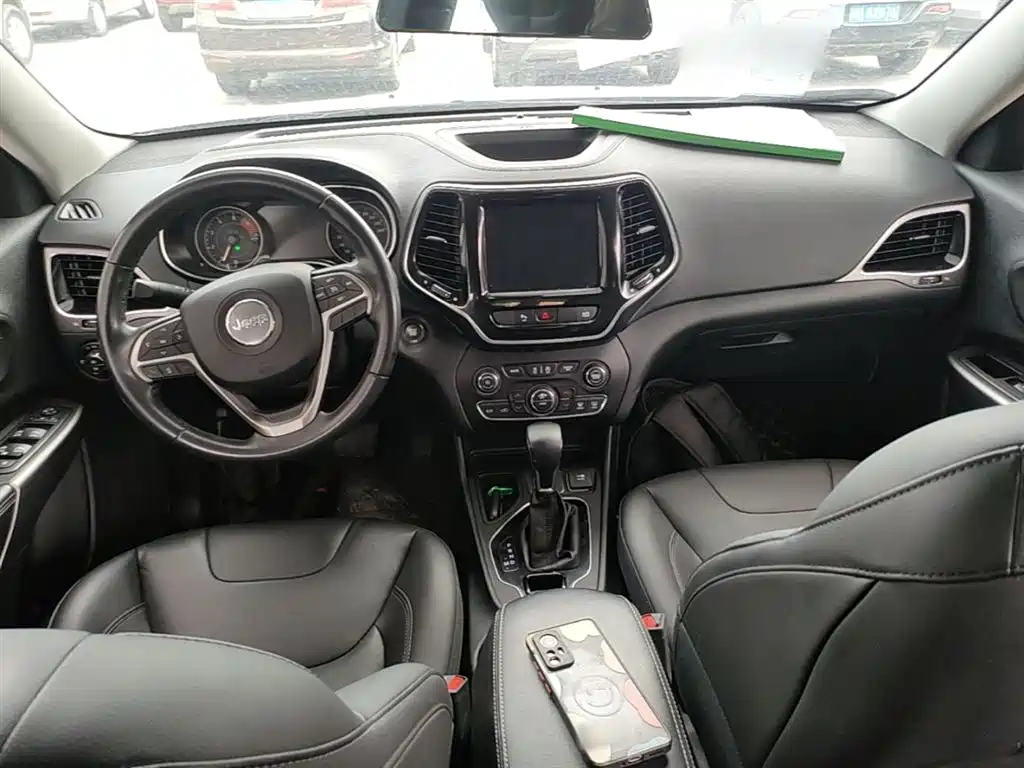 Фото 10 - Jeep Cherokee