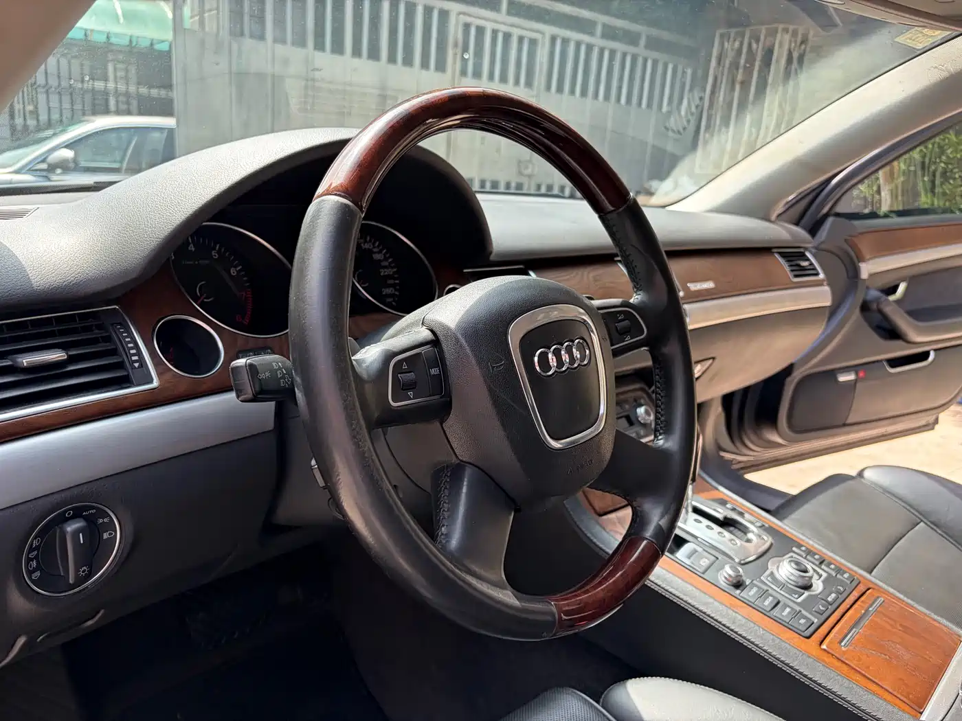 Audi A8 2009 Audi A8L 4.2 FSI quattro Premium фото 10
