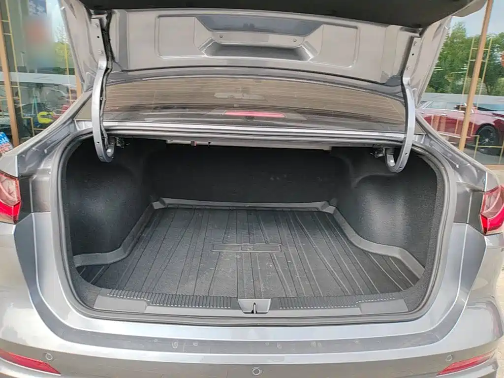 Фото 19 - Roewe i5