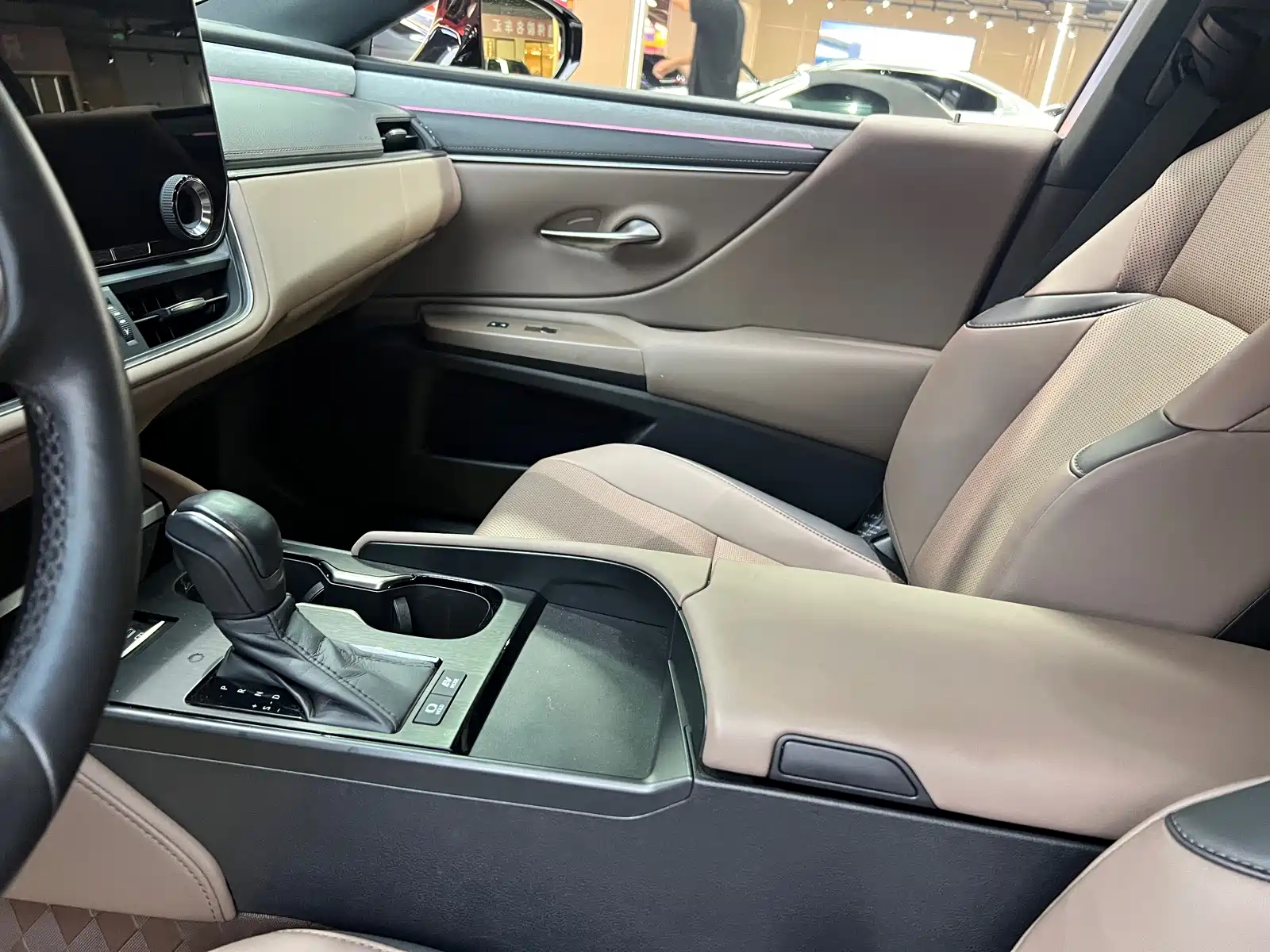 Фото 6 - Lexus ES