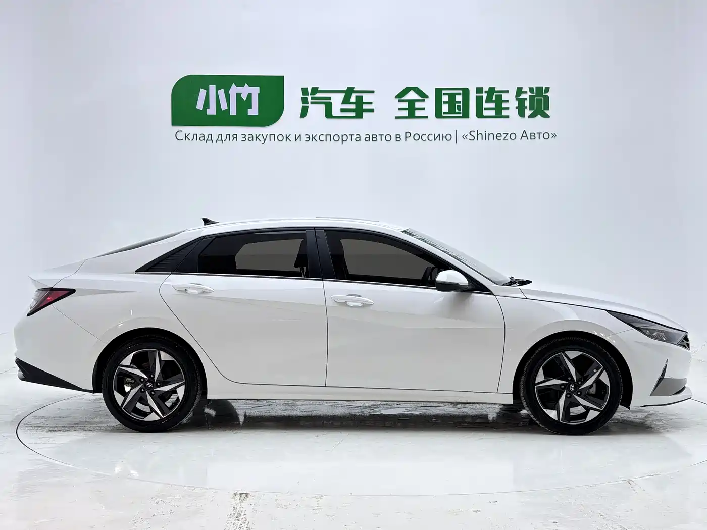 Hyundai Elantra 2022 1.5L CVT LUX Premium Edition фото 7