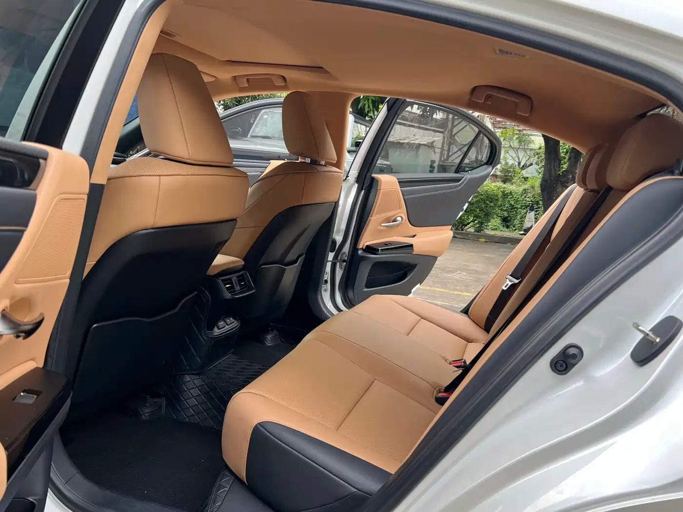 Lexus ES 2023 200 Excellence Edition фото 6