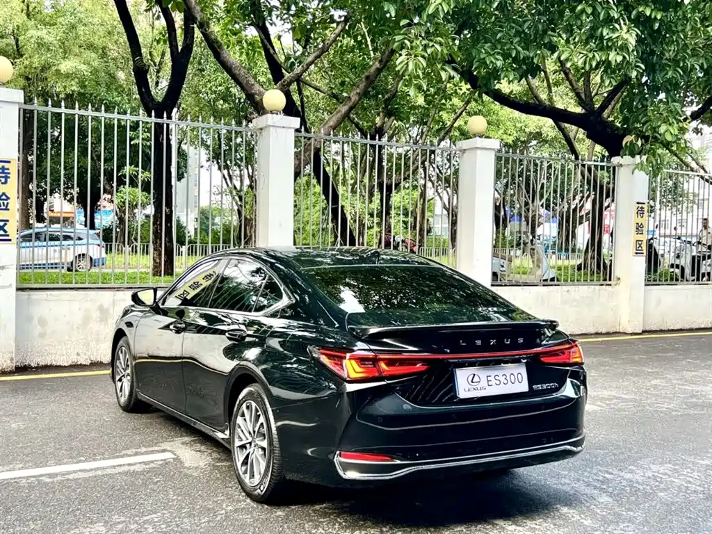 Lexus ES 2025 300h Ultimate Edition фото 10