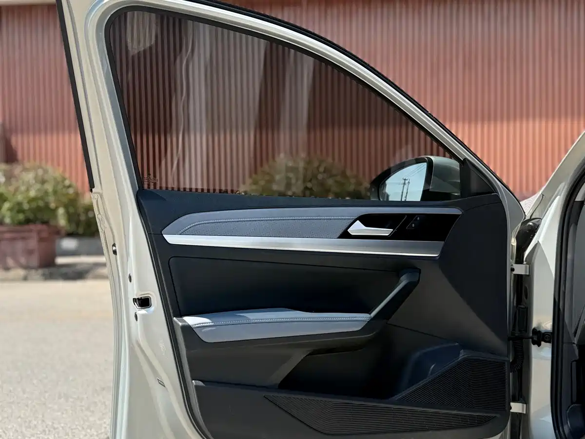 Volkswagen Lavida 2023 Facelift 1.5L Automatic 5 Million Edition фото 17