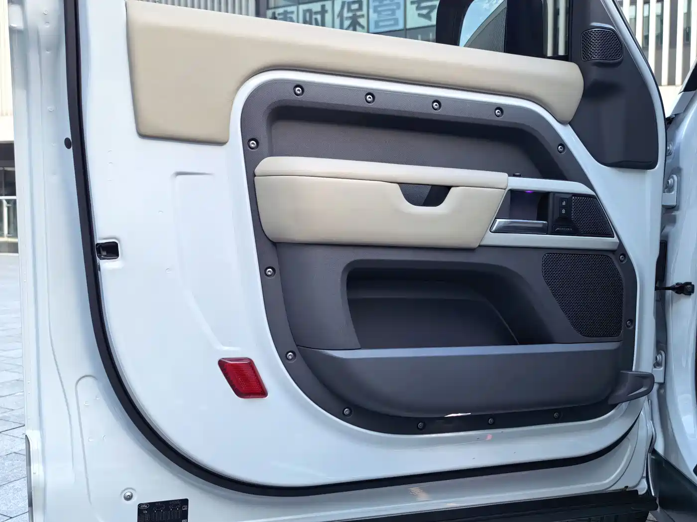 Photo 5 - Land Rover Defender