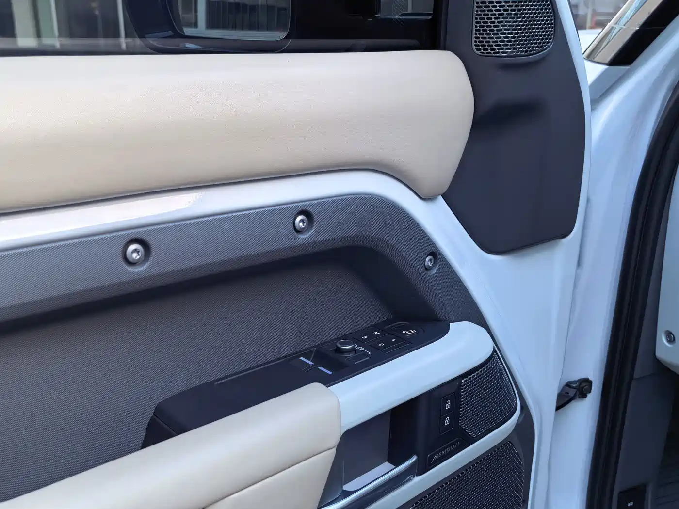 Photo 4 - Land Rover Defender