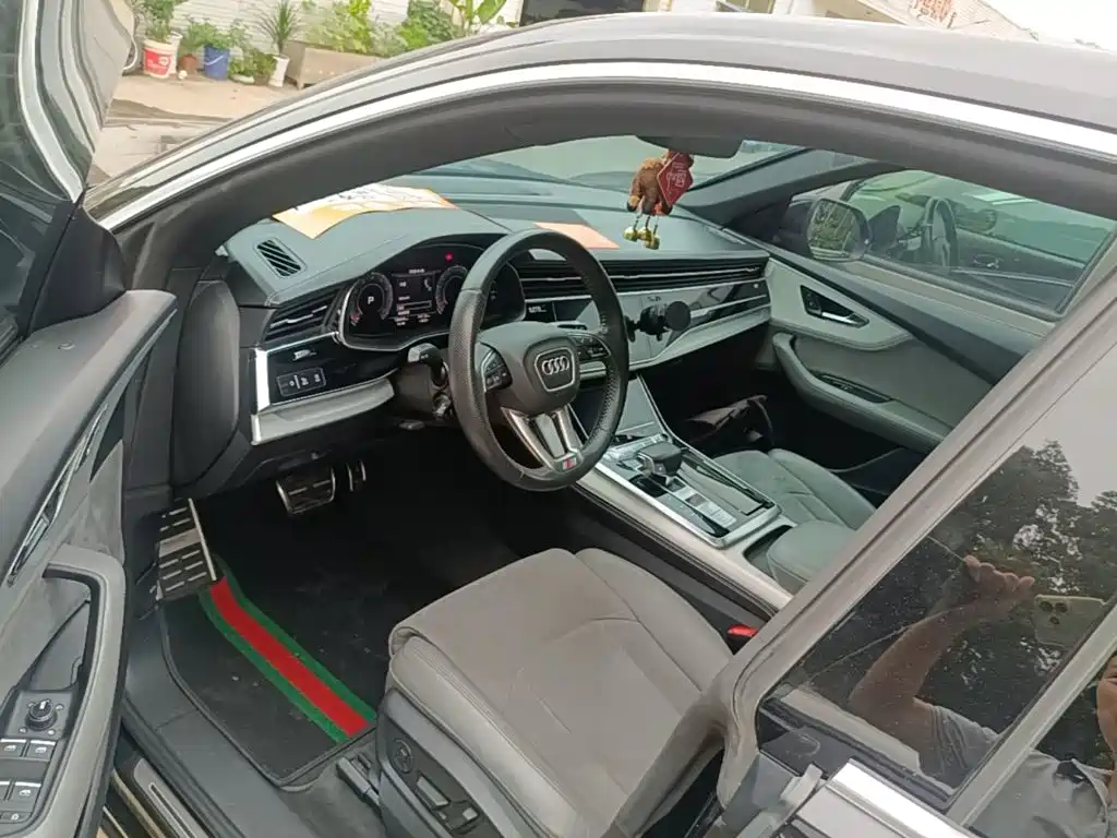Photo 16 - Audi Q8