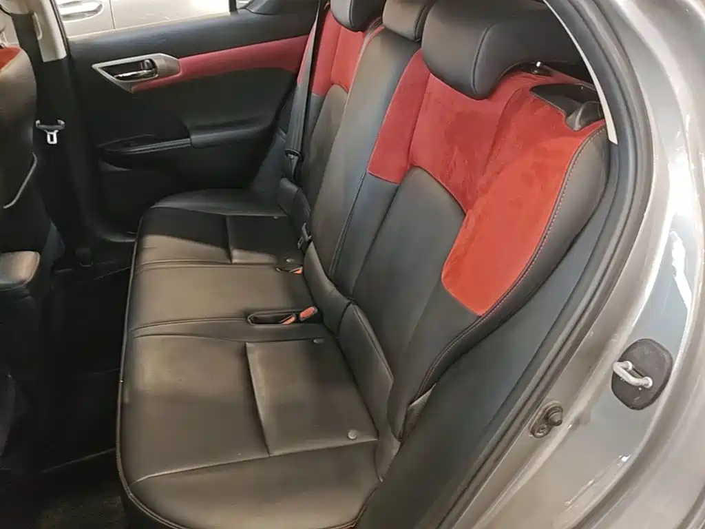 Фото 22 - Lexus CT