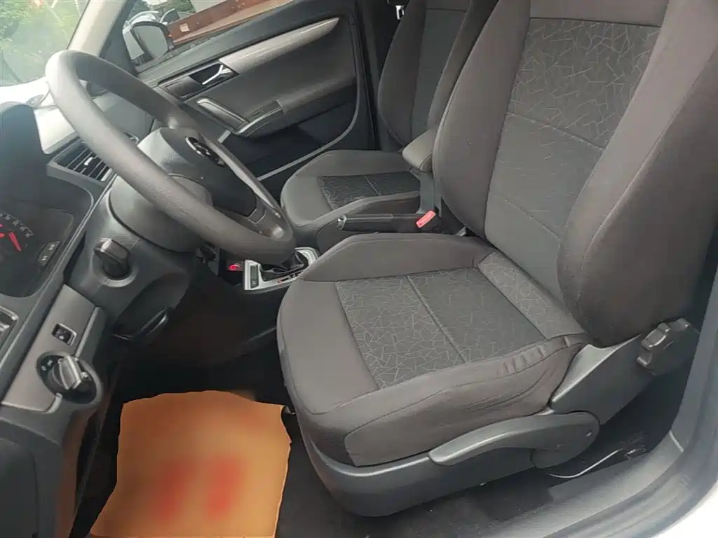 Volkswagen Lavida 2017 1.6L Automatic Comfort Edition фото 15