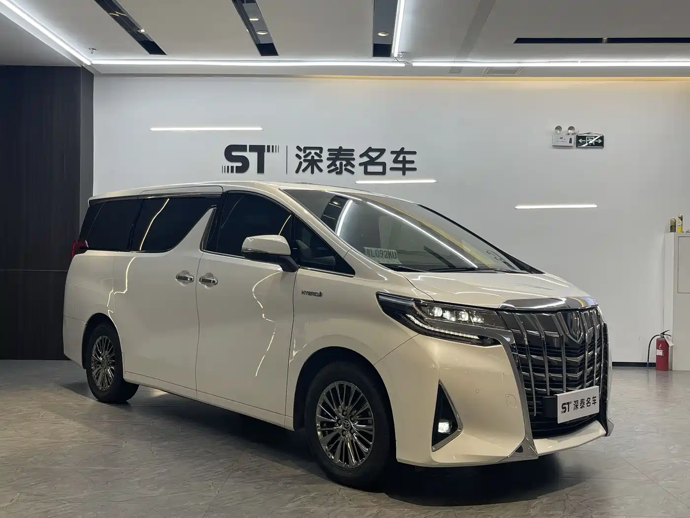 Toyota Alphard 2021 Hybrid 2.5L Premium фото 3