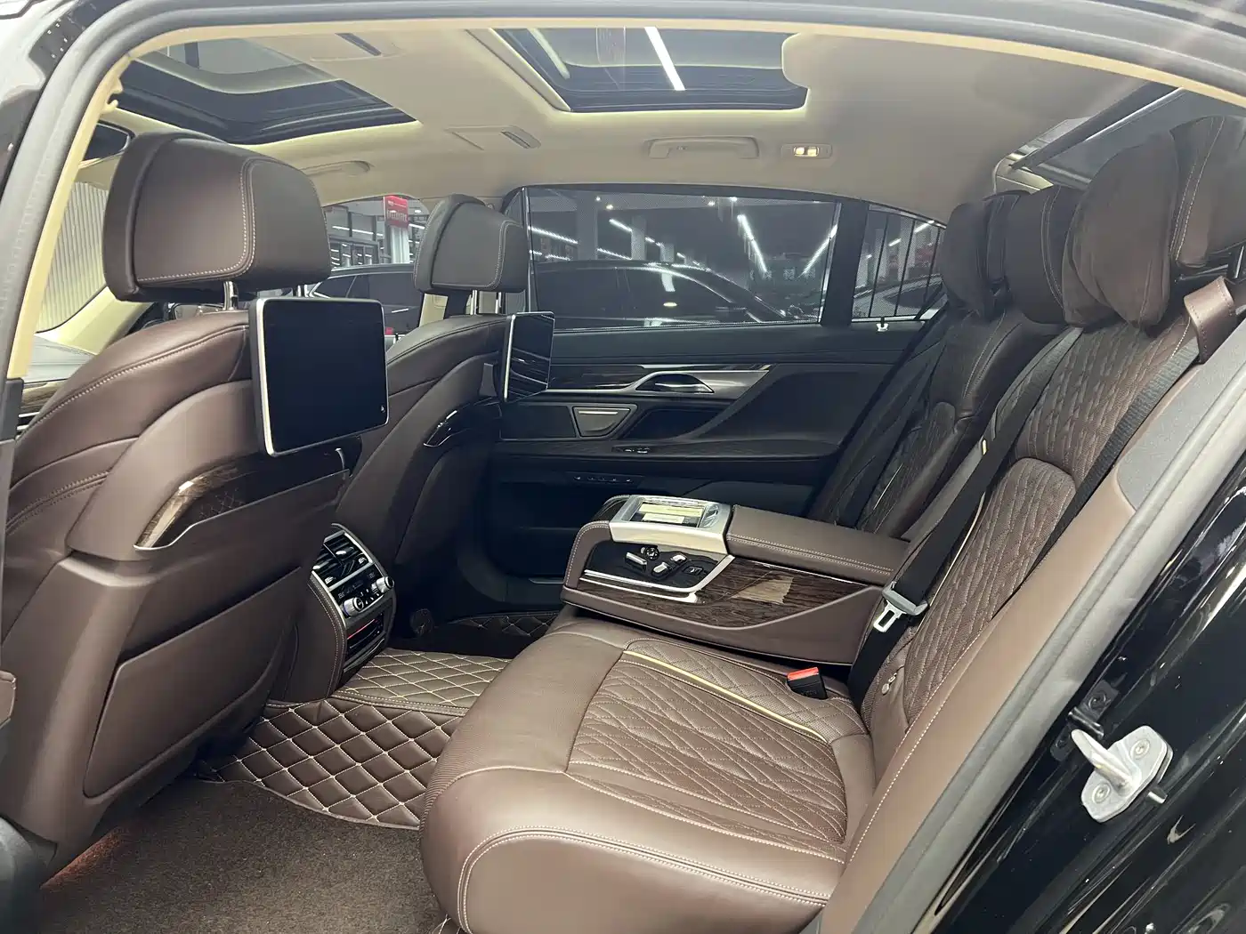 BMW 7 Series 2019 740Li Premium Luxury Package фото 14