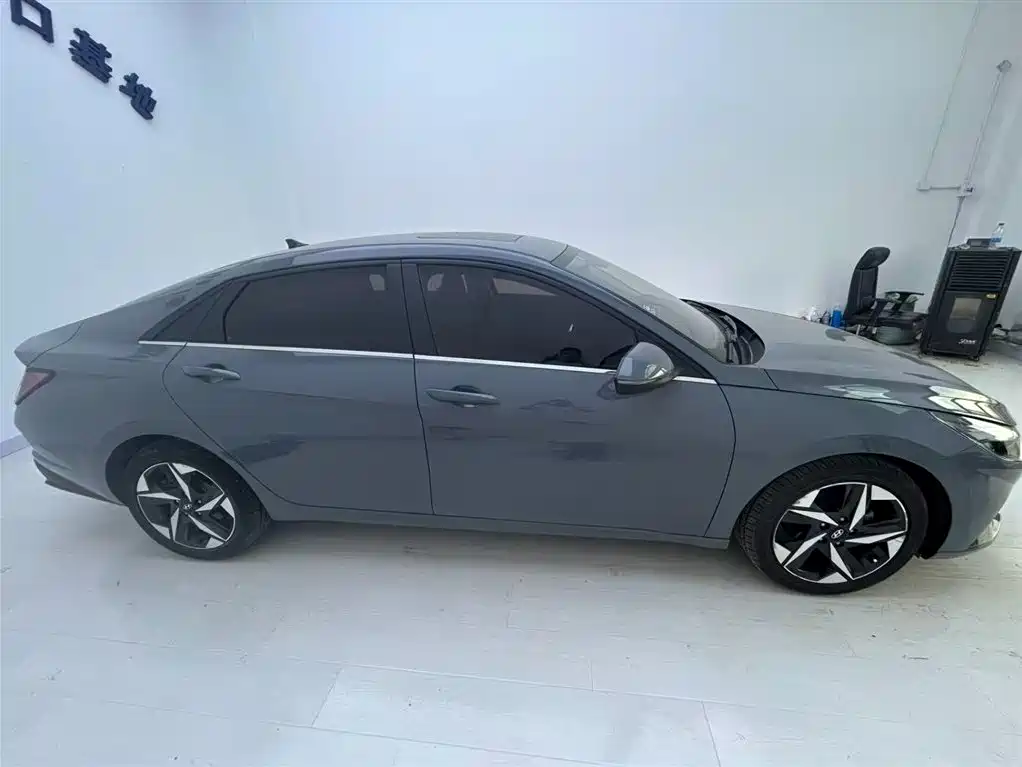 Hyundai Elantra 2021 1.5L CVT LUX Premium Edition фото 17