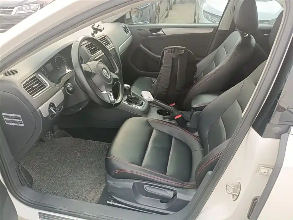 Volkswagen Sagitar 2014 Facelift 1.6L Automatic Leading Version фото 15