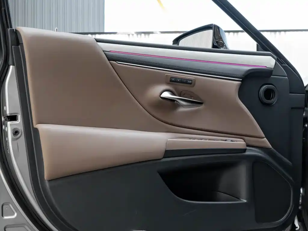 Фото 23 - Lexus ES