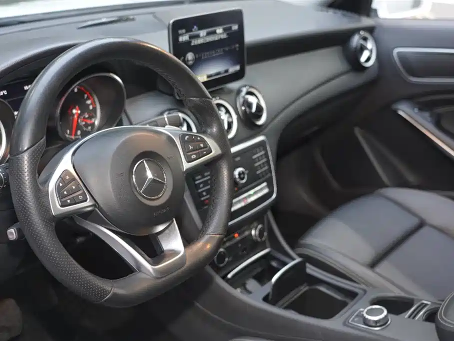 Mercedes-Benz GLA 2018 GLA 200 Dynamic фото 6
