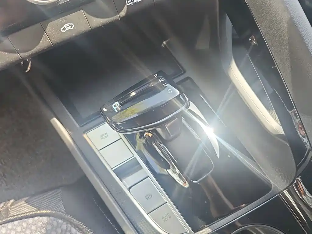 Photo 10 - Hyundai Elantra