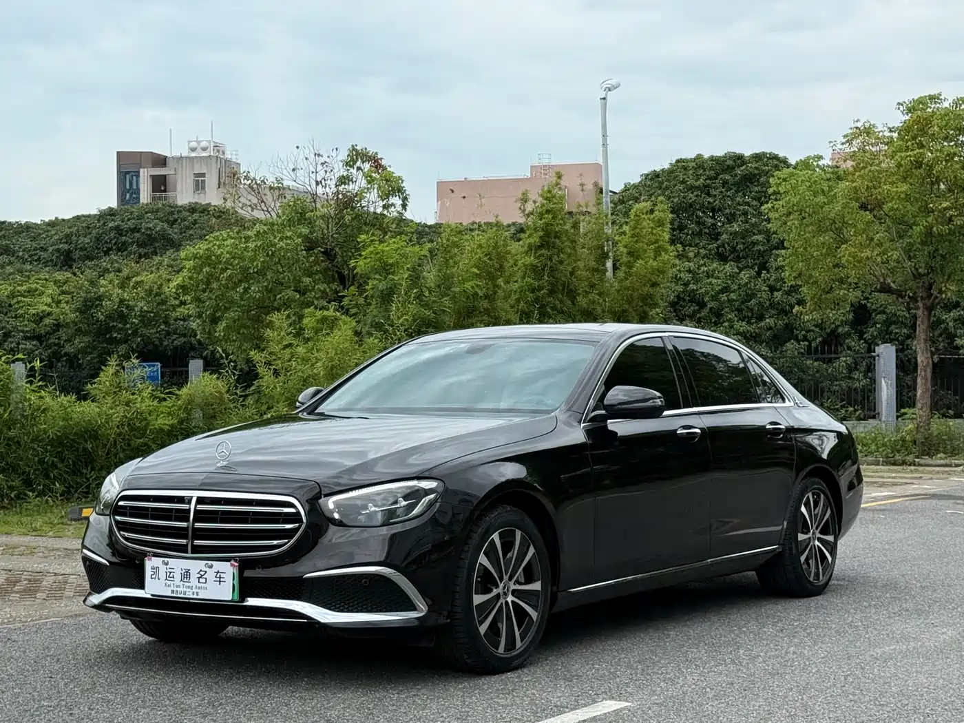 Mercedes-Benz E-Class New Energy 2022 Facelift III E 350 e L Plug-in Hybrid Sports Sedan фото 2