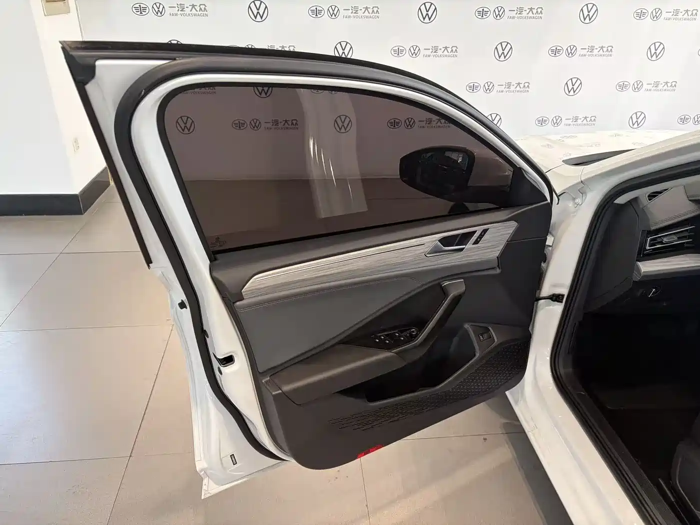 Volkswagen Sagitar 2023 300TSI DSG Surpassing Edition фото 11
