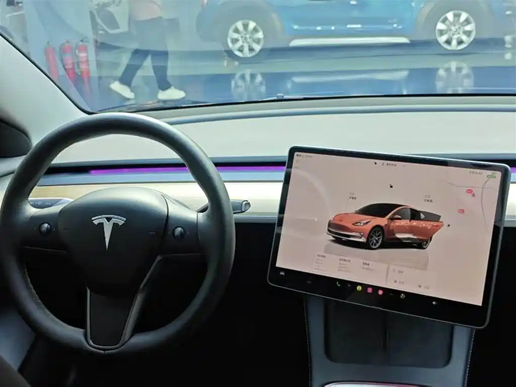TESLA MODEL 3