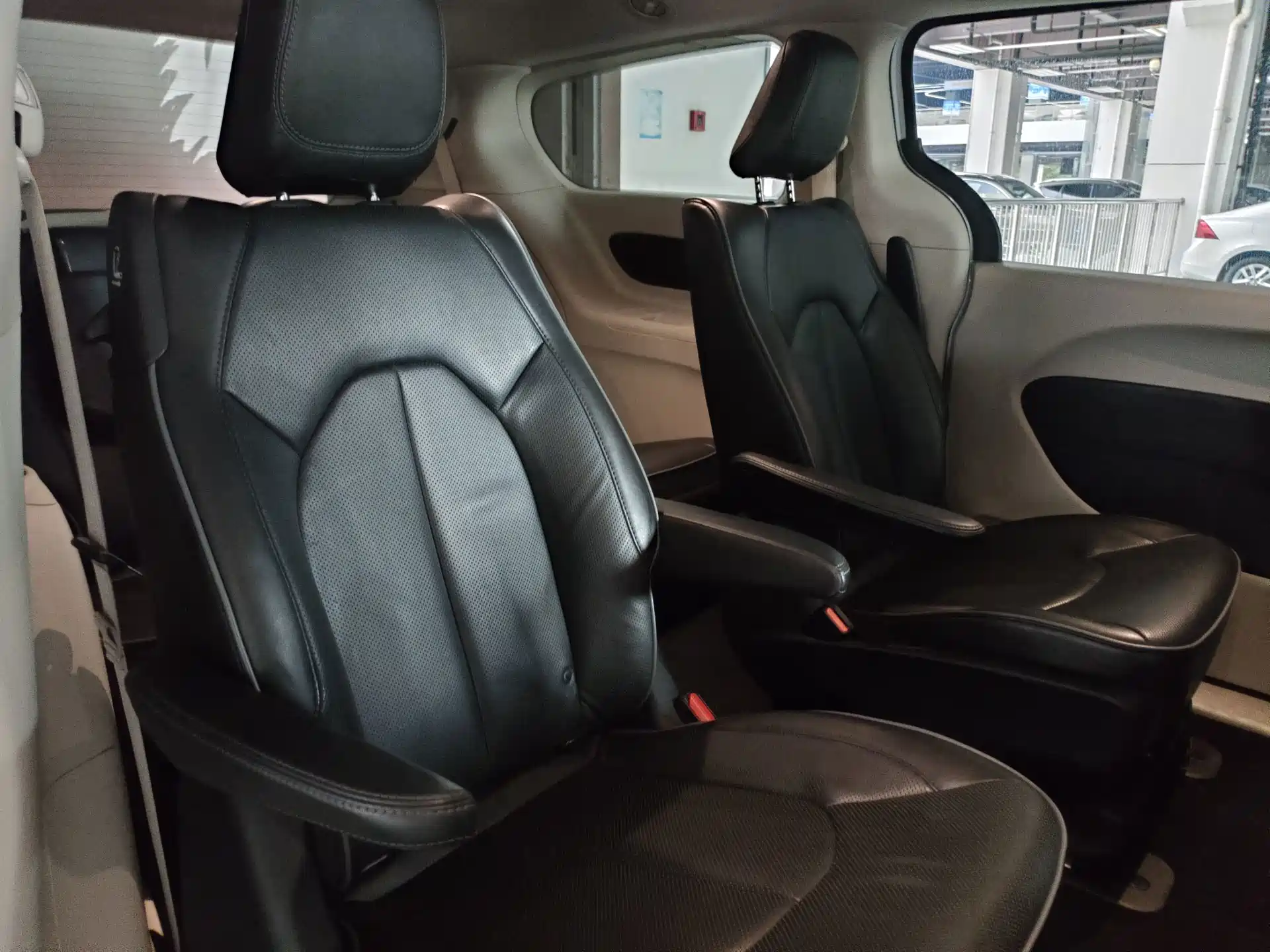 Фото 8 - Chrysler Pacifica PHEV