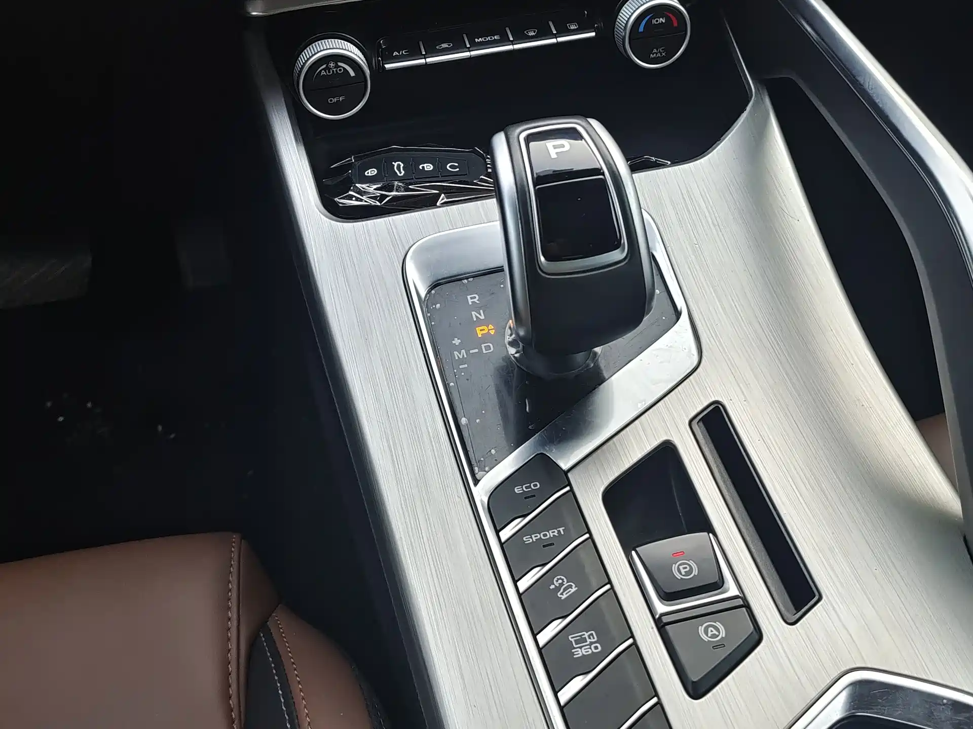 Фото 8 - Geely Coolray