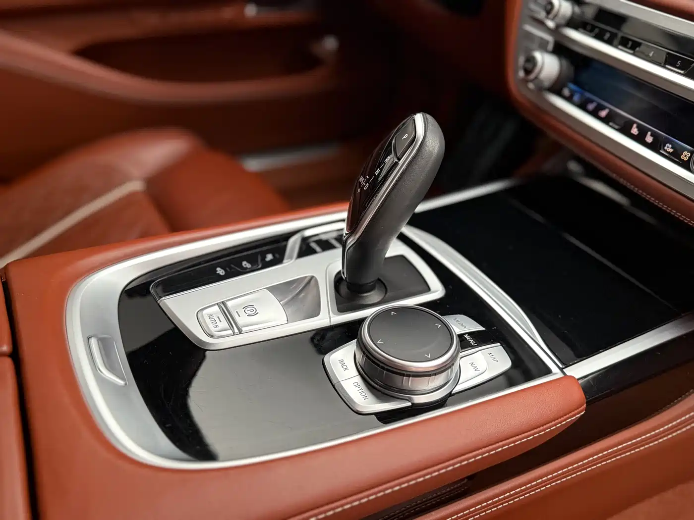 BMW 7 Series 2021 Model 740Li xDrive Executive M Sport Package фото 27