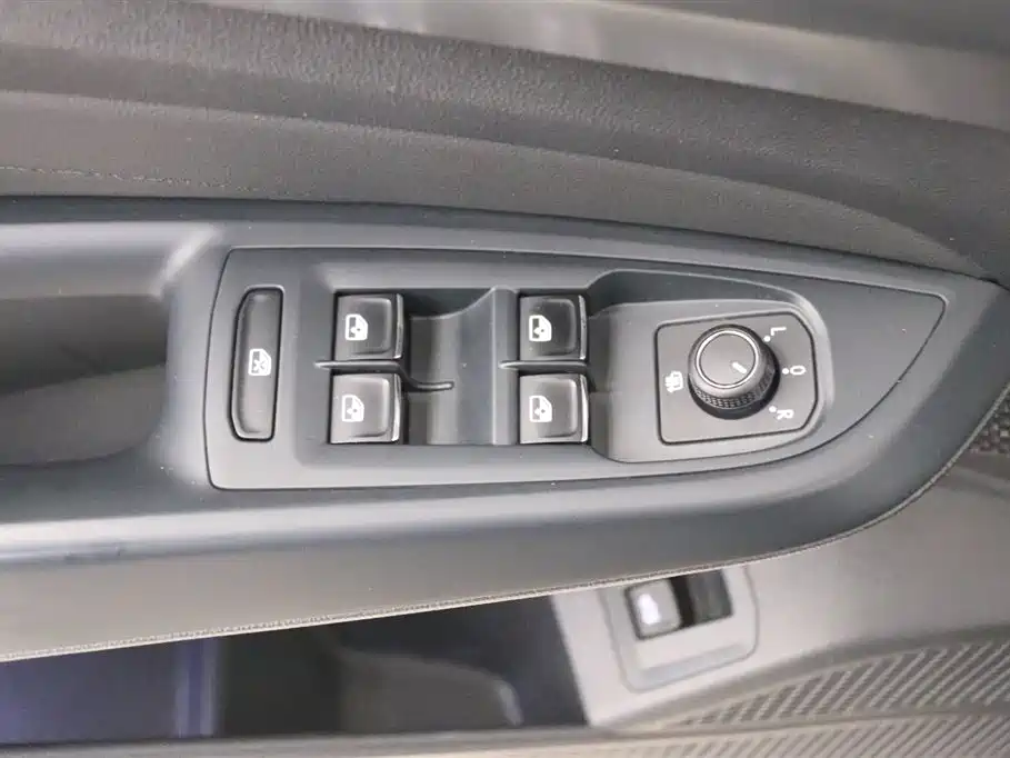 Volkswagen Passat 2022 280TSI Business Edition фото 11