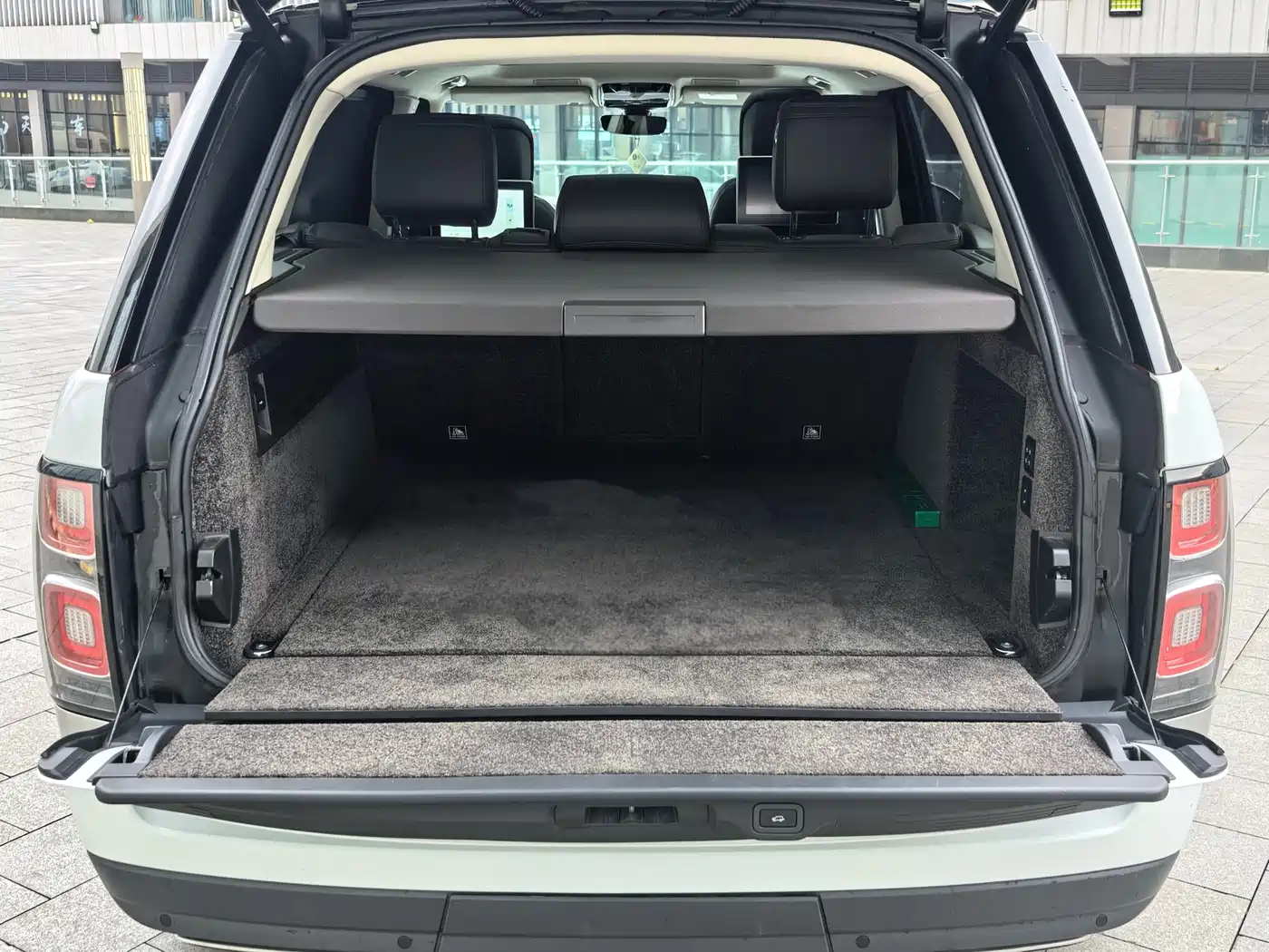 Land Rover Range Rover 2021 3.0 L6 Heritage Extended Classic Edition фото 26