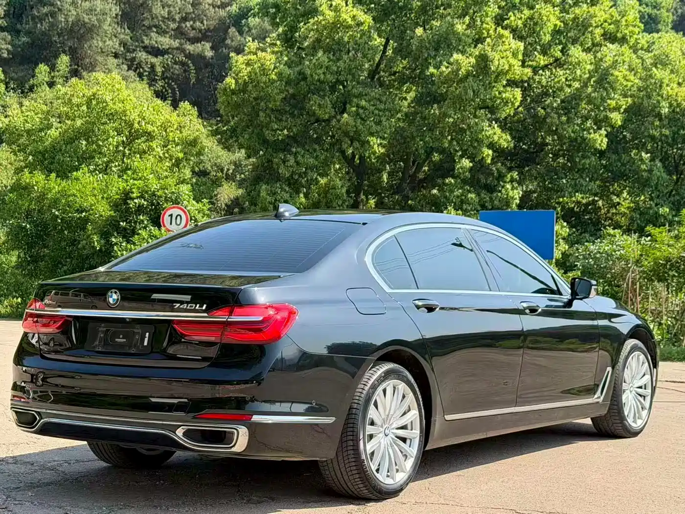 BMW 7 Series 2017 740Li xDrive Luxury Edition фото 7