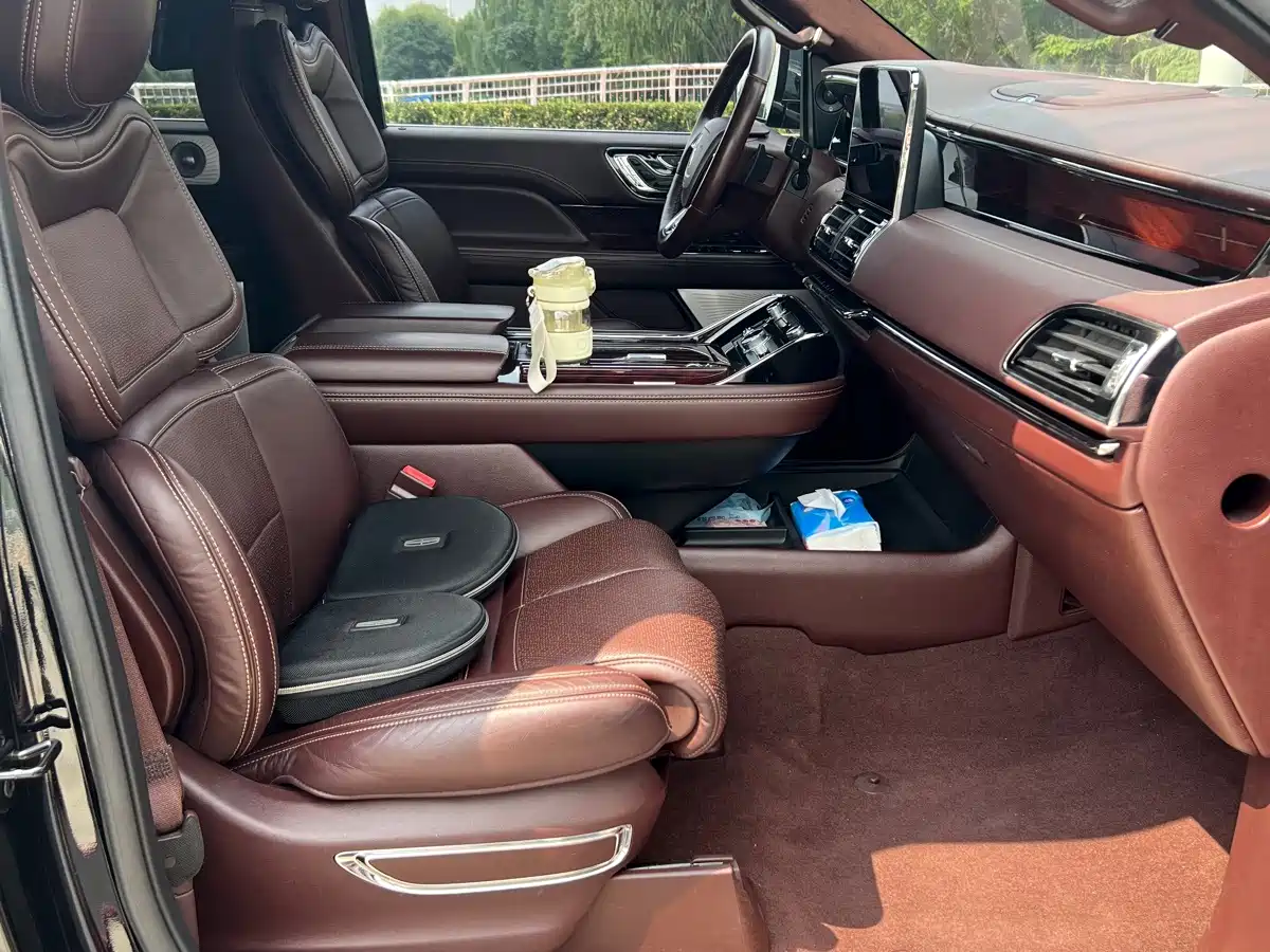 Фото 8 - Lincoln Navigator