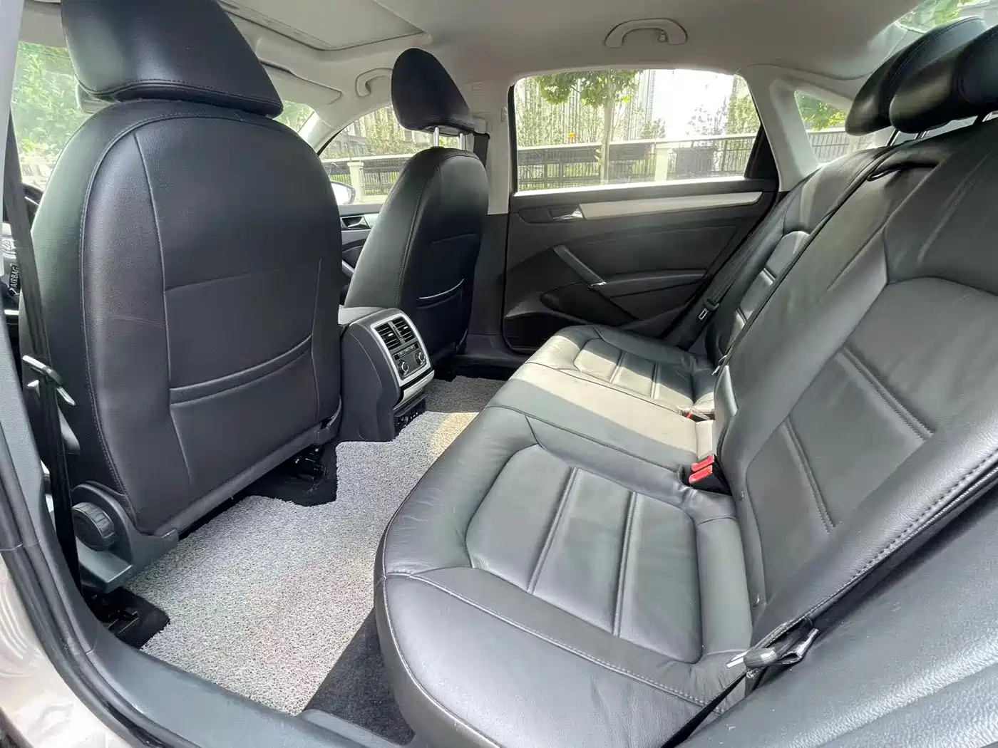 Volkswagen Passat 2014 1.8TSI DSG Luxury Edition фото 6