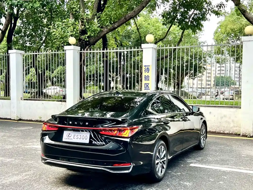 Lexus ES 2025 300h Ultimate Edition фото 8