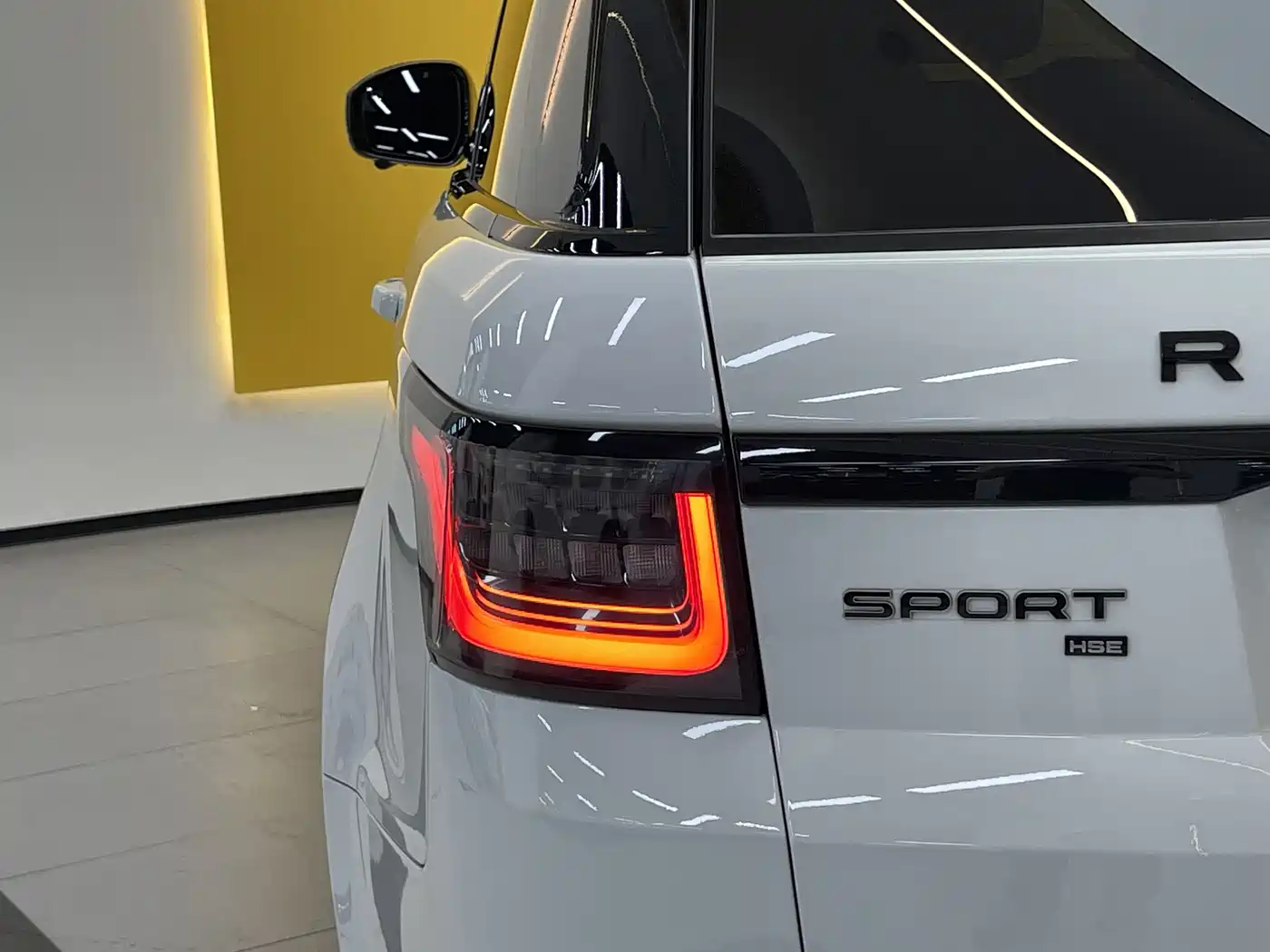 Land Rover Range Rover Sport 2022 3.0 L6 Gloss Black Edition фото 10
