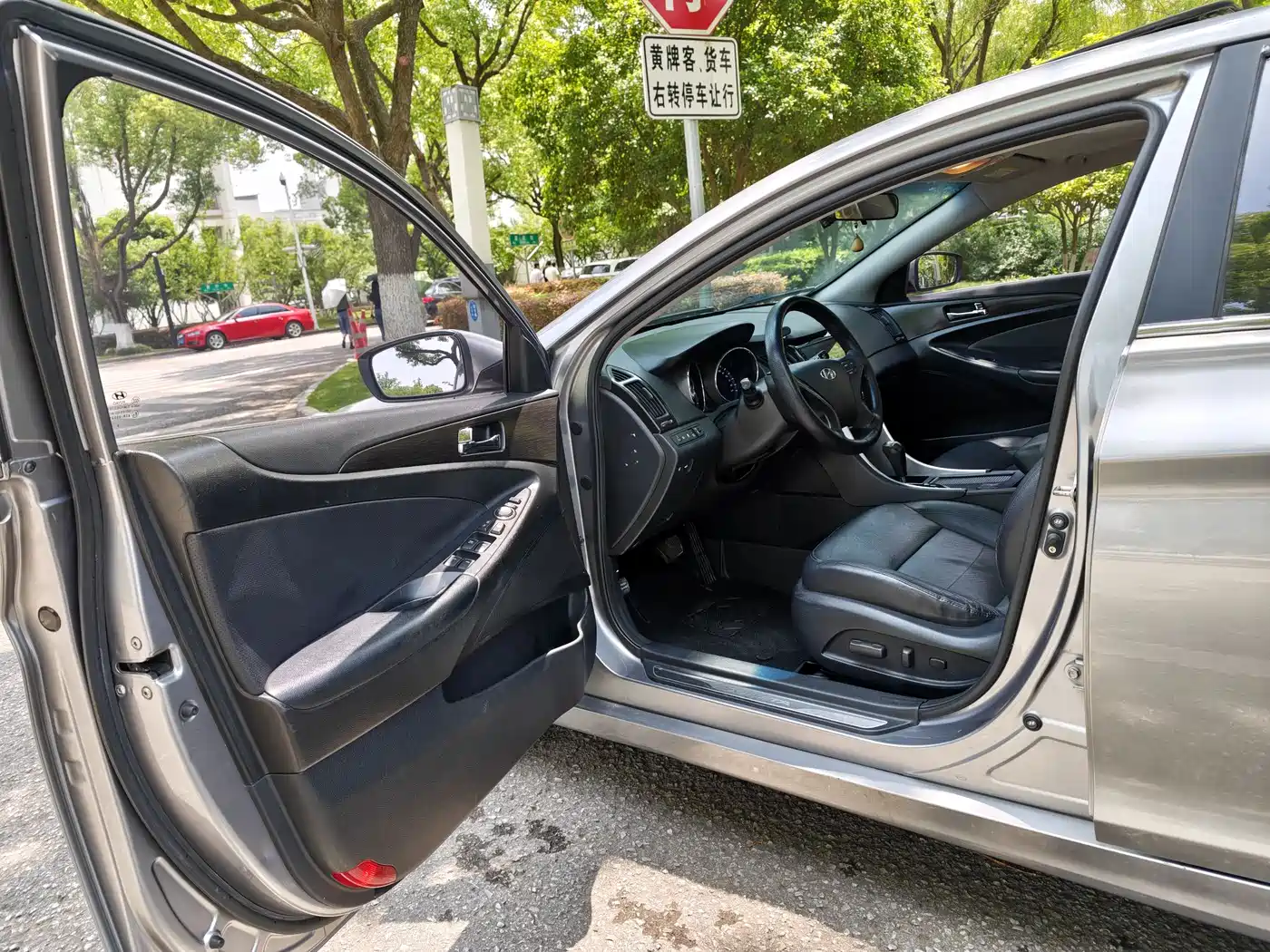 Hyundai Sonata 2013 2.0L Automatic Luxury Edition фото 7